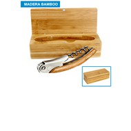 Multiherramienta Vino Bamboo
CÓDIGO: CCB70
Multiherramientas para el vino, en caja sólida 100% madera Bamboo, con cierre mosquetón envejecido. Incluye descorchador, destapador y abre-sellos.
• Tamaño: Herramienta: 11 x 3 x 1.3 cm / Caja: 12.9 x 5.5 x 3.9 cm.
• Colores: Madera (12).
• Impresión en: Serigrafía, Grabado Láser.