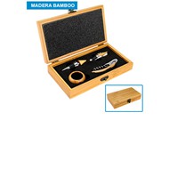Deluxe Set Vino Bamboo
CÓDIGO: CCB71
Deluxe Set de 4 accesorios para el vino, en caja 100% madera Bamboo, con cierre mosquetón envejecido.
• Tamaño: 23 x 13 x 4.8 cm.
• Colores: Madera (12).
• Impresión en: Serigrafía, Grabado Láser.