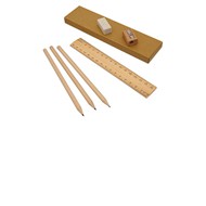 Set Escolar Ecológico
CÓDIGO: CCL86	
Set Escolar Ecológico. Incluye 3 lápices grafito negro largos de madera + 1 regla de 16.5 cm. de madera + 1 sacapuntas de madera + 1 goma de borrar. Presentación en Estuche ecológico de cartón reciclado.
• Tamaño: 17.7 x 4.5 x 1.3 cm.
• Colores: Natural (11).
• Impresión en: Serigrafía.