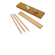 Set Escolar Ecológico
CÓDIGO: CCL86
Set Escolar Ecológico. Incluye 3 lápices grafito negro largos de madera + 1 regla de 16.5 cm. de madera + 1 sacapuntas de madera + 1 goma de borrar. Presentación en Estuche ecológico de cartón reciclado.
• Tamaño: 17.7 x 4.5 x 1.3 cm.
• Colores: Natural (11).
• Impresión en: Serigrafía.