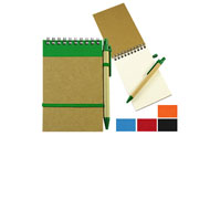 Libreta Ecológica
CÓDIGO: CCN6 	
Libreta Ecológica con tapas de cartón reciclado, 50 hojas interiores blancas (croqueras). Incluye cierre elasticado de color y bolígrafo ecológico al tono.
• Tamaño: 9 x 14 x 0.6 cm.
• Colores: Natural/Azul (02), Natural/Rojo (03), Natural/Naranjo (04), Natural/Verde (06), Natural/Negro (08).
• Impresión en: Serigrafía - Tampografía.