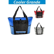 Cooler Gigante Artic
CÓDIGO: CCG33 	
Cooler gigante modelo "Artic". Tela exterior Polyester 210D/PU. Tela interior plateada aislante 15C PEVA + relleno 6mm esponja PE. Cierre cremallera superior. Incluye bolsillo delantero para bordar + bolsillos laterales tela malla.
• Tamaño: 51 x 37 x 15 cm. aprox.
• Colores: Azul (02), Rojo (03), Gris (07).
• Impresión en: Serigrafía - Bordado.