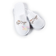 Pantuflas con logo
Cód. CCPL
Pantuflas blancas con logo estampadas a full color. Planta PVC antideslizante. 
Talla Unica Mujer (29 cms. de largo) y Talla Unica Hombre (31 cms. de largo).  Con bolsa de polipropileno transparente.