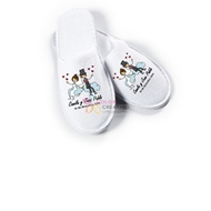 Pantuflas para matrimonios
Cód. CCPM
Pantuflas blancas con diseño personalizado,
estampadas a full color. Planta PVC antideslizante. 
Talla Unica Mujer (29 cms. de largo) y Talla Unica Hombre (31 cms. de largo). Con bolsa de polipropileno transparente.