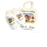 Pantuflas para matrimonios con bolsa ecológica
Cód. CCPMB
Pantuflas blancas con diseño personalizado,
estampadas a full color. Planta PVC antideslizante. Talla Unica Mujer (29 cms. de largo) y Talla Unica Hombre (31 cms. de largo). Con bolsa de polipropileno transparente. Incluye bolsa ecológica color blanco estampada full color.